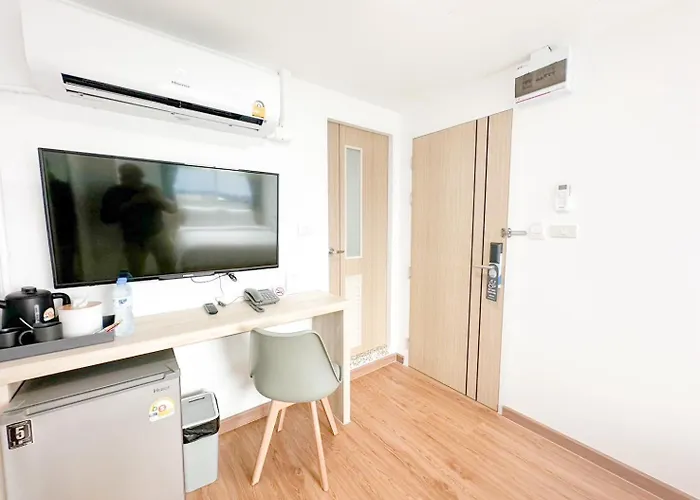 Hotel H-banaat Near Yanhee Hospital