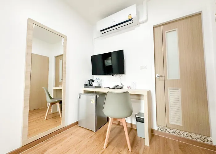 Hotel H-banaat Near Yanhee Hospital