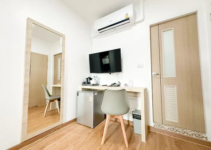Hotel H-banaat Near Yanhee Hospital